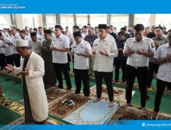 Duka Sedalam Lautan, Bupati Egi dan Ratusan Jemaah di Kalianda Gelar Salat Gaib untuk Korban Tragedi KAI