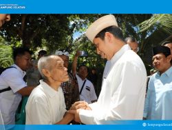 Lengkapi Kebahagiaan Iduladha Mbah Mujiran, Bupati Radityo Egi Datangi Langsung Kediamannya